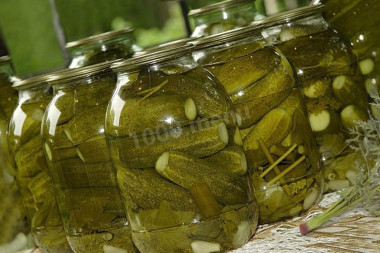 Огурцы с морковной ботвой