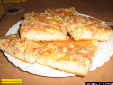 Пицца с ветчиной ананасами и томатной пастой