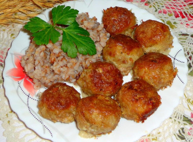 Фрикадельки с рисом в духовке с соусом на сметане и муке