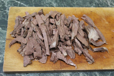 Рецепт - Салат с сердцем и корейской морковью - Шаг 1 - Сердце отварить, охладить, порезать соломкой.