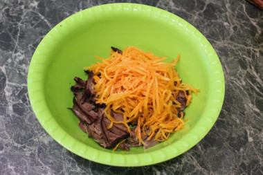 Рецепт - Салат с сердцем и корейской морковью - Шаг 2 -  Добавить корейскую морковь.