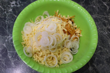 Рецепт - Салат с сердцем и корейской морковью - Шаг 4 -  Нарезанный тонкими кольцами лук.