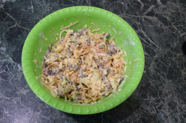 Рецепт - Салат с сердцем и корейской морковью - Шаг 5 -  Все перемешать и заправить майонезом.