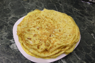 Рецепт - Салат Вдохновение ветчиной - Шаг 2 -  Испечь 8 блинов из сырых яиц.