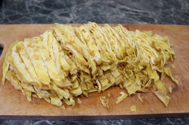 Рецепт - Салат Вдохновение ветчиной - Шаг 3 -  Из блинов нарезать длинную лапшу.