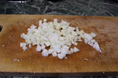 Рецепт - Салат Вдохновение ветчиной - Шаг 5 -  Лук мелко порезать.