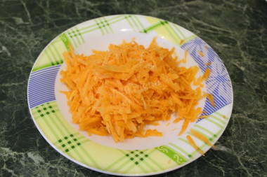 Рецепт - Салат Вдохновение ветчиной - Шаг 6 -  Морковь потереть на крупной терке и добавить немного сахара.