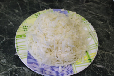 Рецепт - Салат Вдохновение ветчиной - Шаг 7 -  Редьку тоже потереть на крупной терке и добавить соль.