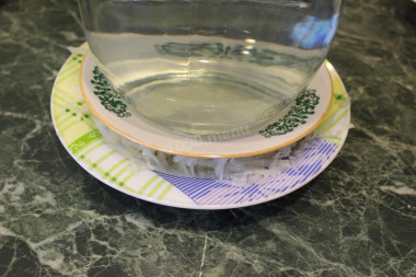 Рецепт - Салат Вдохновение ветчиной - Шаг 8 -  Редьку поставить под гнет,чтобы она отдала горечь.