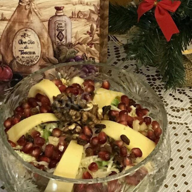 Салат с капустой, яблоком, орехами