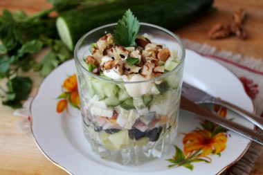 Салат с копченой курицей и черносливом слоями