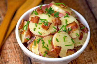 Картофельный салат с беконом луком и сельдереем
