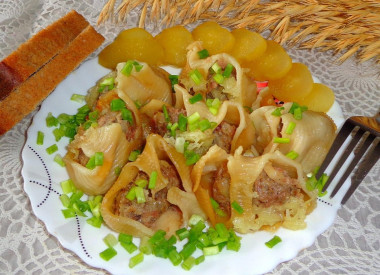 Конкильони фаршированные мясом с сыром