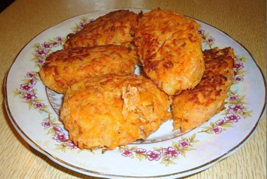 Морковные котлеты со сметаной на сковороде