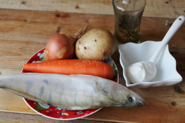 Рецепт - Судак в духовке с картошкой запеченный - Шаг 1 - Как запечь судака в духовке с картошкой? подготовьте для этого необходимые ингредиенты. Рыбу можно взять целой тушкой и разделать самостоятельно или же взять сразу рыбное филе без костей. Картофель заранее очистите от кожуры и ополосните от загрязнений.