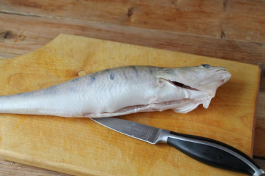 Рецепт - Судак в духовке с картошкой запеченный - Шаг 2 -  Если рыба заморожена, то заранее вытащите её из морозильной камеры и оставьте при комнатной температуре, чтобы она разморозилась. Затем промокните лишнюю влагу и нарежьте рыбу на небольшие кусочки.