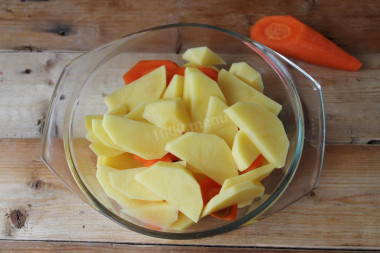 Рецепт - Судак в духовке с картошкой запеченный - Шаг 3 -  Картофель залейте водой, доведите до кипения и проварите минут 5-7, до полуготовности.