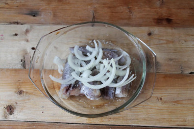 Рецепт - Судак в духовке с картошкой запеченный - Шаг 4 -  Картофель нарежьте кружочками, толщиной 1.5-2 см.