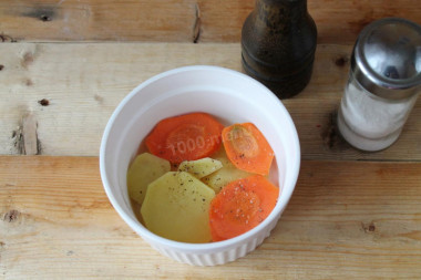 Рецепт - Судак в духовке с картошкой запеченный - Шаг 5 -  Для запекания возьмите любую жаропрочную форму и смажьте её растительным маслом. Я беру керамическую форму. Чередуя кусочки рыбы и картофеля, выложите все в формы для запекания. Посыпьте солью и специями.