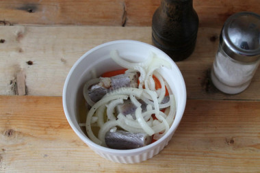 Рецепт - Судак в духовке с картошкой запеченный - Шаг 6 -  Лук очистите и нарежьте. Выложите нарезанный лук по поверхности рыбы с картофелем.