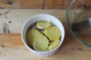 Рецепт - Судак в духовке с картошкой запеченный - Шаг 7 -  Майонез смешайте с горчицей и водой. Полейте все содержимое. Поставьте форму в духовку, предварительно разогретую до 180 градусов, на 30-35 минут. При запекании ориентируйтесь по совей духовке.