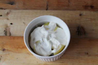 Рецепт - Судак в духовке с картошкой запеченный - Шаг 8 -  Затем извлеките форму из духовки, посыпьте тертым сыром и верните обратно в духовку еще минут на 5. За это время сыр на поверхности расплавится.