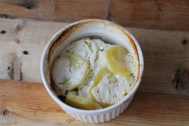 Рецепт - Судак в духовке с картошкой запеченный - Шаг 9 -  Судак с картофелем в духовке готов! Разложите рыбу на тарелки и подавайте к столу.Приятного аппетита!