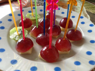 Канапе с виноградом, киви, апельсином и сыром
