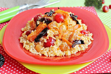 Плов с черносливом и изюмом