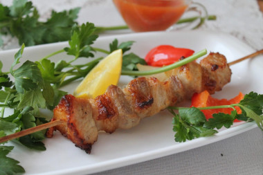 Шашлык из свинины с лимоном и луком в духовке