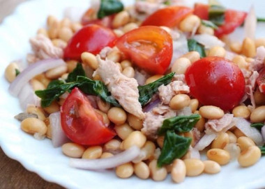 Салат с тунцом вареной фасолью и жареными кабачками