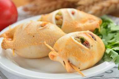Кальмары фаршированные овощами