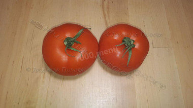 Рецепт - Салат Сердце ко Дню влюбленных с курицей - Шаг 2 -  Помидоры для украшения.