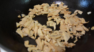 Рецепт - Салат Сердце ко Дню влюбленных с курицей - Шаг 3 -  С шампиньонов сливаю воду и обжариваю на растительном масле 10 минут.