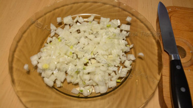 Рецепт - Салат Сердце ко Дню влюбленных с курицей - Шаг 4 -  Репчатый лук мелко режу.