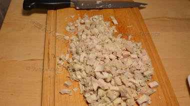 Рецепт - Салат Сердце ко Дню влюбленных с курицей - Шаг 5 -  Вареное куриное филе мелко нарезаю.