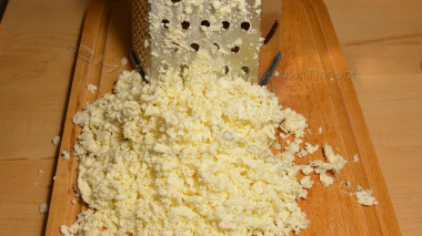 Рецепт - Салат Сердце ко Дню влюбленных с курицей - Шаг 6 -  Плавленый сыр тру на крупной терке.