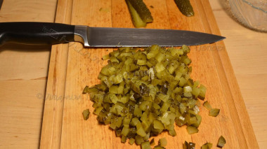 Рецепт - Салат Сердце ко Дню влюбленных с курицей - Шаг 7 -  Маринованные огурцы мелко нарезаю.