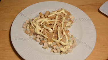 Рецепт - Салат Сердце ко Дню влюбленных с курицей - Шаг 8 -  На плоское блюдо выкладываю ингредиенты слоями в виде сердца: измельченное куриное филе, майонез, репчатый лук, обжаренные шампиньоны, тонкий слой майонеза, тертый сыр, снова майонез...