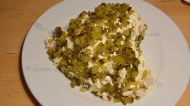Рецепт - Салат Сердце ко Дню влюбленных с курицей - Шаг 9 -  ...маринованные огурчики, майонез...
