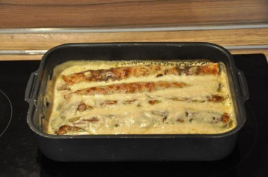 Блинчики с начинкой из грибов в сырном соусе