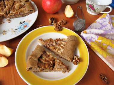 Ржаная галета с яблоками и орехами