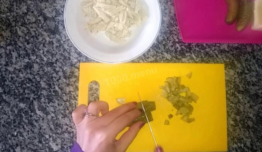 Рецепт - Салат Орхидея с чипсами и корейской морковкой - Шаг 2 -  Огурцы и яйца нарезаем маленькими кубиками.Куриную грудку, колбасу или ветчину нарезаем соломкой.