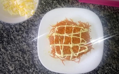 Рецепт - Салат Орхидея с чипсами и корейской морковкой - Шаг 4 -  Собираем салат слоями.1-й слой - морковь, майоне