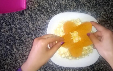 Рецепт - Салат Орхидея с чипсами и корейской морковкой - Шаг 7 -  При подаче украшаем салат. Из чипсов формируем цветок. Украшаем листочками петрушки или другой зелени.Приятного аппетита!