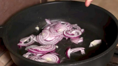 Рецепт - Салат из простых продуктов Бавария - Шаг 1 - На разогретом растительном масле обжариваем лук,