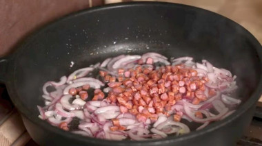 Рецепт - Салат из простых продуктов Бавария - Шаг 2 -  добавляем мелко нарезанные колбаски или бекон