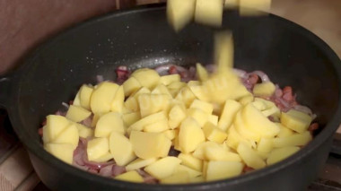 Рецепт - Салат из простых продуктов Бавария - Шаг 3 -  и картофель, нарезанный шайбами или половинками. Cолим, перчим, прогреваем и выкладываем в салатницу.