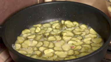 Рецепт - Салат из простых продуктов Бавария - Шаг 4 -  Выкладываем на сковороду нарезанные колечками огурцы, маринад и горчицу, доводим до кипения и прогреваем минуту
