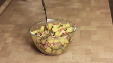 Рецепт - Салат из простых продуктов Бавария - Шаг 5 -  и перекладываем в ту же салатницу вместе с горячим соусом.